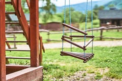 Hölzerne Ausrüstung auf Artenspielplatz stockfotos Hölzerne Ausrüstung auf Artenspielplatz stockfotos