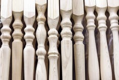 Hölzerne Baluster der Kiefer für das Treppenhausgeländer lizenzfreie stockfotos Hölzerne Baluster der Kiefer für das Treppenhausgeländer lizenzfreie stockfotos