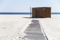 Hölzerne Bar Baracca, geschlossen, auf dem verlassenen weißen Strand mit dem blauen sardinischen Meer und Himmel im Hintergrund stockfotos Hölzerne Bar Baracca, geschlossen, auf dem verlassenen weißen Strand mit dem blauen sardinischen Meer und Himmel im Hintergrund stockfotos