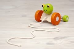 Hölzerne Kinder spielen auf einem weißen Bretterboden stockfotos Hölzerne Kinder spielen auf einem weißen Bretterboden stockfotos
