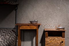 Hölzerne Nachttische mit Aluminium richtet nahe Eisenetagenbett herein an stockfotografie Hölzerne Nachttische mit Aluminium richtet nahe Eisenetagenbett herein an stockfotografie