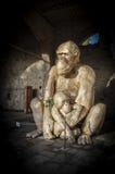 Hölzerne Statue des Mamaaffen mit Baby stockfoto Hölzerne Statue des Mamaaffen mit Baby stockfoto