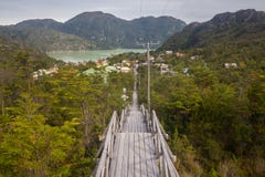 Hölzerne Treppe, die zu das Caleta Tortel, kleines Fischereivillag führt stockbilder Hölzerne Treppe, die zu das Caleta Tortel, kleines Fischereivillag führt stockbilder