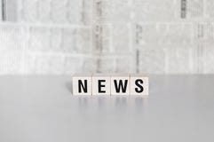 Hölzerne Würfel, die das Buchstaben NACHRICHTEN-Wortkonzept darstellen lizenzfreies stockbild Hölzerne Würfel, die das Buchstaben NACHRICHTEN-Wortkonzept darstellen lizenzfreies stockbild
