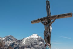 Hölzerner Christian Cross und italienische Dolomit-Alpen im Hintergrund lizenzfreies stockfoto Hölzerner Christian Cross und italienische Dolomit-Alpen im Hintergrund lizenzfreies stockfoto