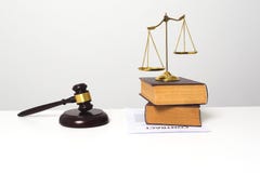 Hölzerner Hammer gesetzt auf weiße Schreibtischtabelle lizenzfreie stockfotografie Hölzerner Hammer gesetzt auf weiße Schreibtischtabelle lizenzfreie stockfotografie