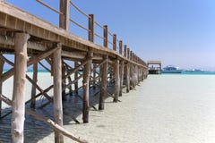Hölzerner Pier auf Paradise-Insel vor der Küste von Hurghada stockbild Hölzerner Pier auf Paradise-Insel vor der Küste von Hurghada stockbild
