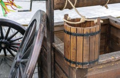 Hölzerner Wasserbrunnen mit einem Eimer gebunden auf einem Seil stockbilder Hölzerner Wasserbrunnen mit einem Eimer gebunden auf einem Seil stockbilder