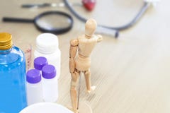 Hölzernes menschliches Modell, Reinigungsalkohol und medizinische Ausrüstung auf Tabelle lizenzfreie stockbilder Hölzernes menschliches Modell, Reinigungsalkohol und medizinische Ausrüstung auf Tabelle lizenzfreie stockbilder