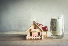 hölzernes Musterhaus mit Geld im Glas auf hölzerner Tabelle mit Co stockfotos hölzernes Musterhaus mit Geld im Glas auf hölzerner Tabelle mit Co stockfotos
