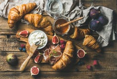 Hörnchen, Ricottakäse, Feigen, frische Beeren, Prosciutto und Honig Stockfoto Hörnchen, Ricottakäse, Feigen, frische Beeren, Prosciutto und Honig Stockfoto