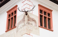 Hörnet av huset dekorerade med en dekorativ ljuskrona i slotten av den gamla staden Sighisoara stad i Rumänien royaltyfri foto Hörnet av huset dekorerade med en dekorativ ljuskrona i slotten av den gamla staden Sighisoara stad i Rumänien royaltyfri foto