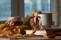 Höstsidor, kopp kaffe, varm halsduk, fruktkorg och bok royaltyfri foto Höstsidor, kopp kaffe, varm halsduk, fruktkorg och bok royaltyfri foto