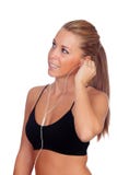 Hübsche Frau, die hörende Musik der Eignung mit Kopfhörern tut stockfotos Hübsche Frau, die hörende Musik der Eignung mit Kopfhörern tut stockfotos