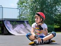 Hübsche Jugendliche im Rollschuhlaufengang stockbilder Hübsche Jugendliche im Rollschuhlaufengang stockbilder