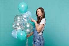 Hübsche junge Frau in der Denimkleidung Zeigefinger auf den bunten Luftballonen feiernd, halten und zeigend an lokalisiert stockfotos Hübsche junge Frau in der Denimkleidung Zeigefinger auf den bunten Luftballonen feiernd, halten und zeigend an lokalisiert stockfotos
