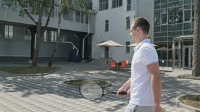 Hübsche Leute gehen über die Terrasse mit Raketen stock video footage Hübsche Leute gehen über die Terrasse mit Raketen stock video footage