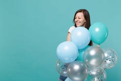 Hübsche lächelnde junge Frau in der Denimkleidung, die Augen hält, schloss, das Feiern und hielt bunte Luftballone an lokalisiert stockbilder Hübsche lächelnde junge Frau in der Denimkleidung, die Augen hält, schloss, das Feiern und hielt bunte Luftballone an lokalisiert stockbilder