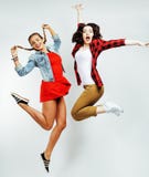 Hübscher Brunette zwei und blonde Jugendlichefreunde, die das glückliche Lächeln auf weißem Hintergrund, Lebensstilleutekonzept s lizenzfreies stockfoto Hübscher Brunette zwei und blonde Jugendlichefreunde, die das glückliche Lächeln auf weißem Hintergrund, Lebensstilleutekonzept s lizenzfreies stockfoto