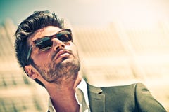 Hübscher Geschäftsmann mit Sonnenbrille stockfotos Hübscher Geschäftsmann mit Sonnenbrille stockfotos