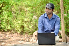 Hübscher Hippie-Geschäftsmann, der an Laptop arbeitet lizenzfreies stockbild Hübscher Hippie-Geschäftsmann, der an Laptop arbeitet lizenzfreies stockbild