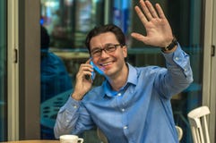Hübscher junger erfolgreicher Mann, der eine willkommene Geste tut Einladender Geschäftsmann Hallo i-` m hier lizenzfreies stockbild Hübscher junger erfolgreicher Mann, der eine willkommene Geste tut Einladender Geschäftsmann Hallo i-` m hier lizenzfreies stockbild