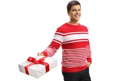 Hübscher junger Mann, der eine Geschenkbox und eine Aufstellung hält lizenzfreie stockfotografie Hübscher junger Mann, der eine Geschenkbox und eine Aufstellung hält lizenzfreie stockfotografie