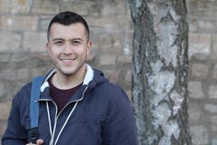 Hübscher rassischer Student mit Kopienraum lizenzfreie stockfotografie Hübscher rassischer Student mit Kopienraum lizenzfreie stockfotografie