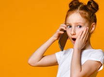 Hübsches emotionales kleines Mädchen, das durch Handy spricht lizenzfreie stockbilder Hübsches emotionales kleines Mädchen, das durch Handy spricht lizenzfreie stockbilder