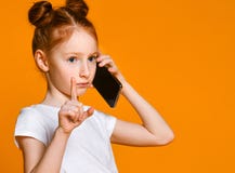 Hübsches emotionales kleines Mädchen, das durch Handy spricht lizenzfreie stockfotos Hübsches emotionales kleines Mädchen, das durch Handy spricht lizenzfreie stockfotos