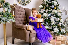 Hübsches kleines Mädchen 4 Jahre alt in einem blauen Kleid Baby im Weihnachtsraum mit teddybear, großer Uhr, Weihnachtsbaum, brau lizenzfreie stockbilder Hübsches kleines Mädchen 4 Jahre alt in einem blauen Kleid Baby im Weihnachtsraum mit teddybear, großer Uhr, Weihnachtsbaum, brau lizenzfreie stockbilder