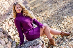 Hübsches Mädchen weißer Latino mit dem langen blonden Haar lizenzfreies stockfoto Hübsches Mädchen weißer Latino mit dem langen blonden Haar lizenzfreies stockfoto