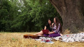 Hübsches Studentenmädchen mit Laptop im Herbstpark stock video footage Hübsches Studentenmädchen mit Laptop im Herbstpark stock video footage