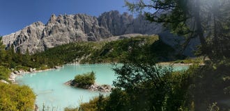 Hügel, die See Sorapis, Dolomit, Italien umgeben stockfotos Hügel, die See Sorapis, Dolomit, Italien umgeben stockfotos