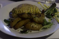Hühnerbrust mit Kartoffeln und Kopfsalat lizenzfreie stockbilder Hühnerbrust mit Kartoffeln und Kopfsalat lizenzfreie stockbilder