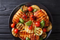 Hühnerleiste grillte mit Ananas, Zucchini und Tomaten herein lizenzfreie stockfotos Hühnerleiste grillte mit Ananas, Zucchini und Tomaten herein lizenzfreie stockfotos