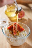 Hüttenkäse mit Feigen Lizenzfreies Stockfoto Hüttenkäse mit Feigen Lizenzfreies Stockfoto