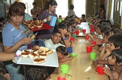 I bambini argentini mangiano in un ristorante dei poveri immagini stock libere da diritti I bambini argentini mangiano in un ristorante dei poveri immagini stock libere da diritti