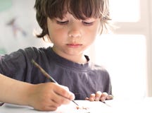 I bambini assorbono a casa immagine stock libera da diritti I bambini assorbono a casa immagine stock libera da diritti