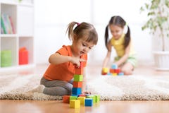 I bambini che giocano il blocco gioca in stanza dei giochi alla scuola materna fotografia stock libera da diritti I bambini che giocano il blocco gioca in stanza dei giochi alla scuola materna fotografia stock libera da diritti
