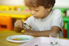 I bambini di 3 anni in Asia stanno eseguendo gli esperimenti scientifici immagini stock libere da diritti I bambini di 3 anni in Asia stanno eseguendo gli esperimenti scientifici immagini stock libere da diritti