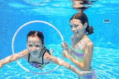 I bambini nuotano in stagno subacqueo, ragazze attive felici si divertono sotto l'acqua immagini stock libere da diritti I bambini nuotano in stagno subacqueo, ragazze attive felici si divertono sotto l'acqua immagini stock libere da diritti