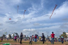 I bambini pilotano gli aquiloni su un occupato domenica pomeriggio su Galle affrontano il verde a Colombo, Sri Lanka Fotografie Stock Libere da Diritti I bambini pilotano gli aquiloni su un occupato domenica pomeriggio su Galle affrontano il verde a Colombo, Sri Lanka Fotografie Stock Libere da Diritti