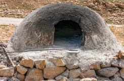 I berberi marocchini tradizionali interrano i forni fatti dall'arenaria fotografie stock I berberi marocchini tradizionali interrano i forni fatti dall'arenaria fotografie stock