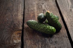 I cetrioli, hanno selezionato di recente i cetrioli verdi su un fondo di legno fotografia stock I cetrioli, hanno selezionato di recente i cetrioli verdi su un fondo di legno fotografia stock