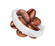I chicchi di caffè sono circondati da un latte spruzza immagine stock I chicchi di caffè sono circondati da un latte spruzza immagine stock