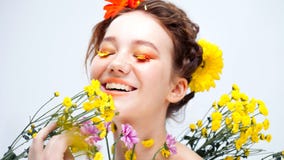 I cigli gradiscono i petali dei fiori Bella ragazza nell'immagine della flora, ritratto del primo piano immagini stock I cigli gradiscono i petali dei fiori Bella ragazza nell'immagine della flora, ritratto del primo piano immagini stock