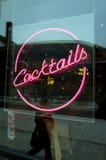 I cocktail al neon firmano dentro la finestra di TGI venerdì Retaurant Fotografie Stock Libere da Diritti I cocktail al neon firmano dentro la finestra di TGI venerdì Retaurant Fotografie Stock Libere da Diritti