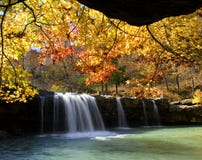 I colori di autunno all'acqua di caduta cade, insenatura di caduta dell'acqua, Ozark National Forest, Arkansas Fotografia Stock Libera da Diritti I colori di autunno all'acqua di caduta cade, insenatura di caduta dell'acqua, Ozark National Forest, Arkansas Fotografia Stock Libera da Diritti