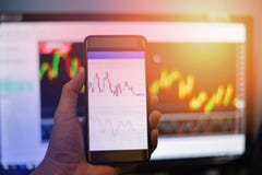 I dati del bordo di scambio di commercio dell'uomo d'affari sullo schermo/forex mobili tracciano una carta dello scambio del graf immagini stock I dati del bordo di scambio di commercio dell'uomo d'affari sullo schermo/forex mobili tracciano una carta dello scambio del graf immagini stock